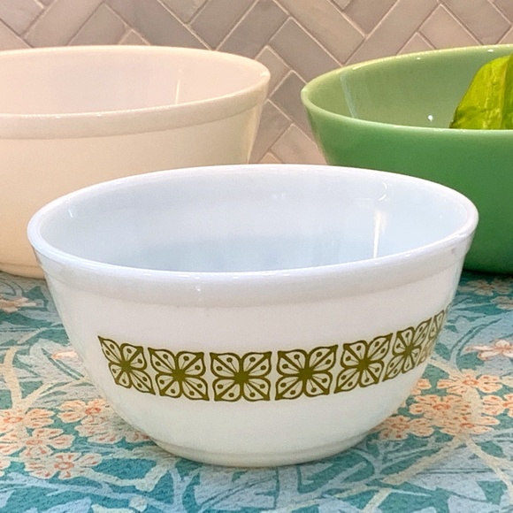 Vtg. Pyrex 1.5 qt Bowl, Autumn Floral (Verde) + NEW Retro Avocado Potholder - Picture 5 of 16